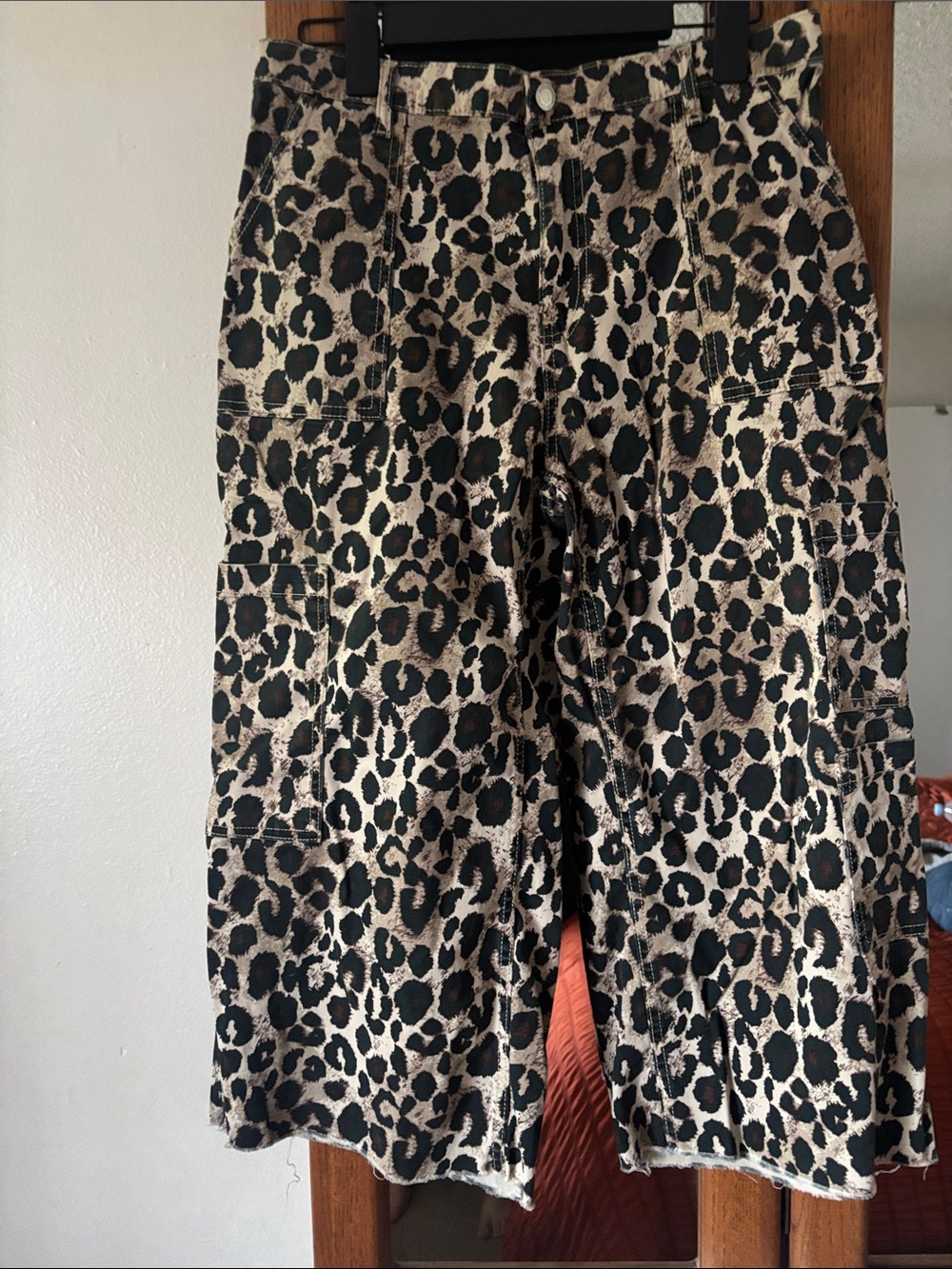 No Boundaries Leopard Cargo Pants L Short Wide Leg Crop Cotton Stretch Y2K large
